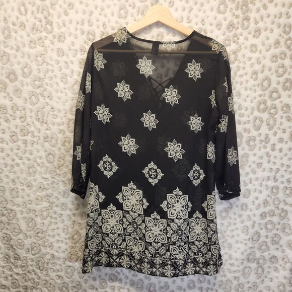 Black & White Semi Sheer 3/4 Sleeve V-Neck Lace Up Tunic Size Small - Picture 5 of 9